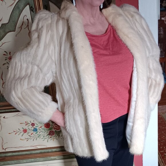 Furry Comfort! Women's Mink Hip-Length Coat - Picture 3 of 7